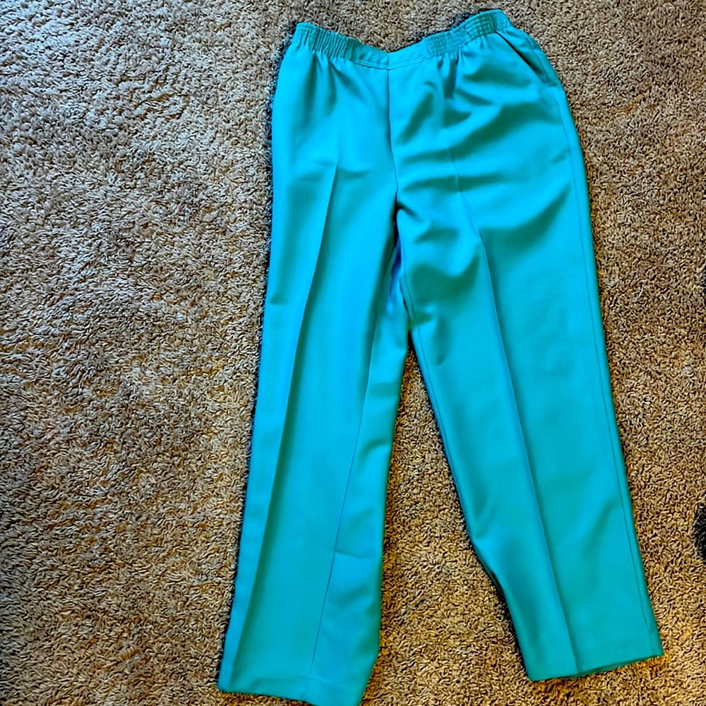 Casual pants that can be worn in professional or recreational settings.